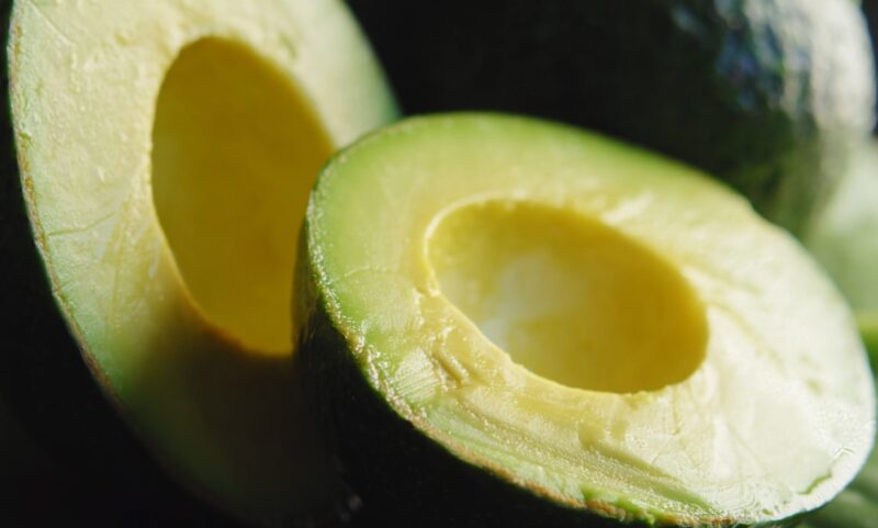 You are currently viewing 9 Easy Ways to Know If Your Avocado Is Bad