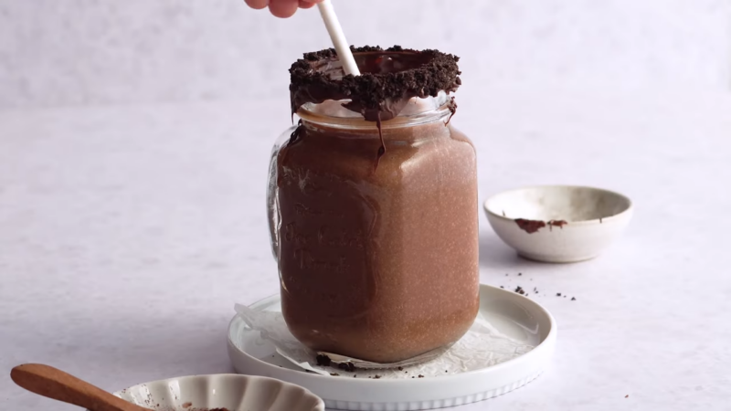 You are currently viewing Two Healthy, No-Sugar Chocolate Milkshakes (PB & Mocha)